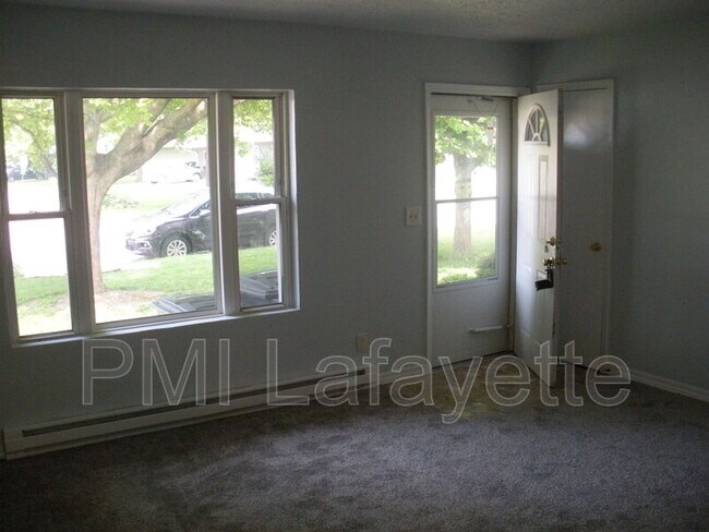 Building Photo - 817 Julia Ln
