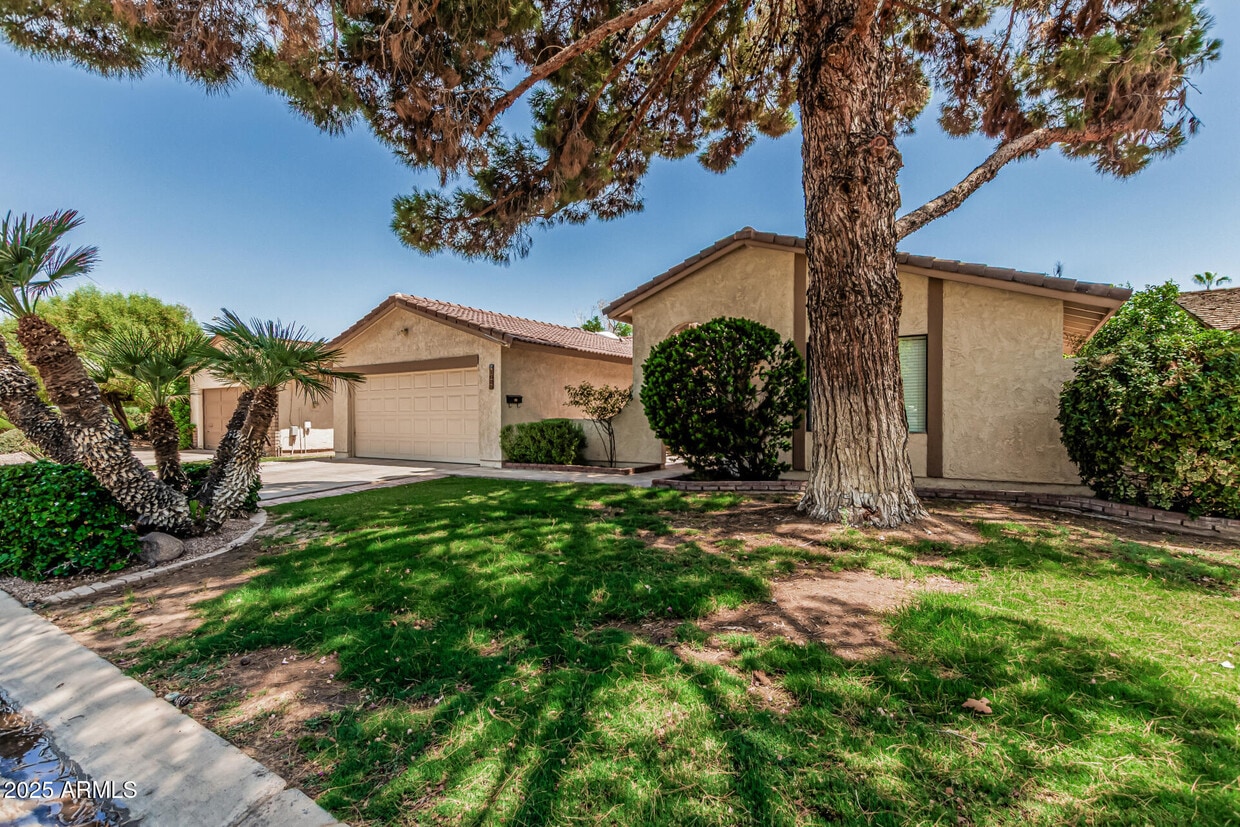 Primary Photo - 1625 E Edgewater Dr