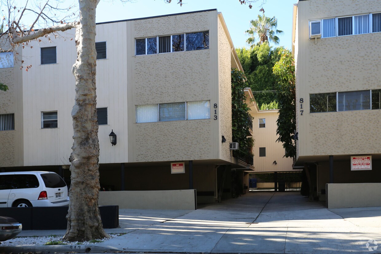 Building Photo - 813-817 Westbourne Dr