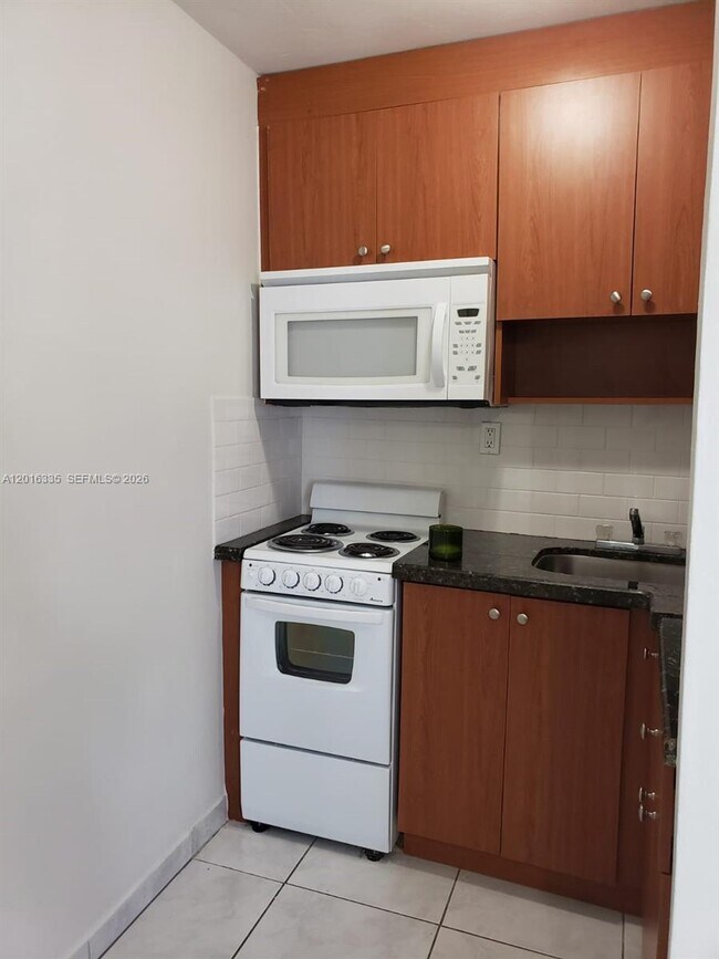 Foto del edificio - 554 NE 68th St