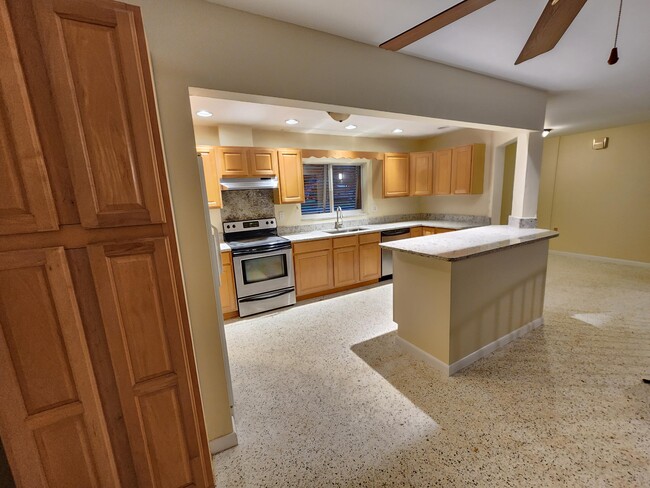 Building Photo - 2790 Rainbow Dr