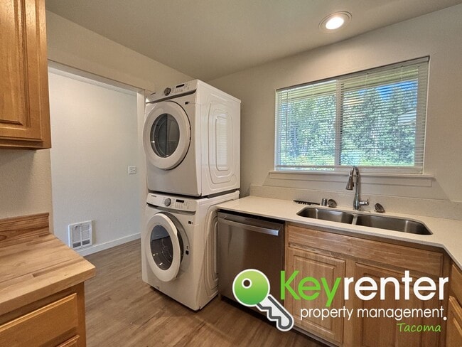 Foto del edificio - Modern 2-Bedroom Condo for Rent in Edgewoo...