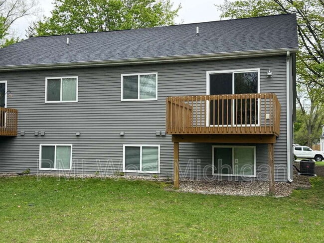 Building Photo - 546 W Elm St