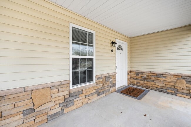 Building Photo - 5 Pine Cone Ln