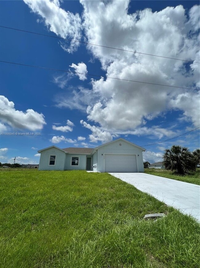 Building Photo - 1060 Capri Cir