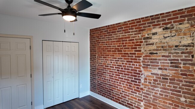 Foto del edificio - Stylish 1-Bed Loft with Bonus Space in OTR – In-Unit Laundry!