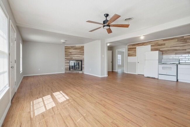 Building Photo - 2034 Collins Ave