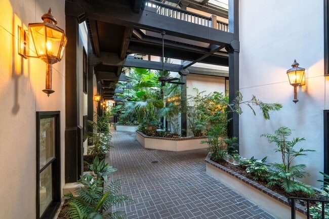 Building Photo - Stylish City Living in Historic Charleston