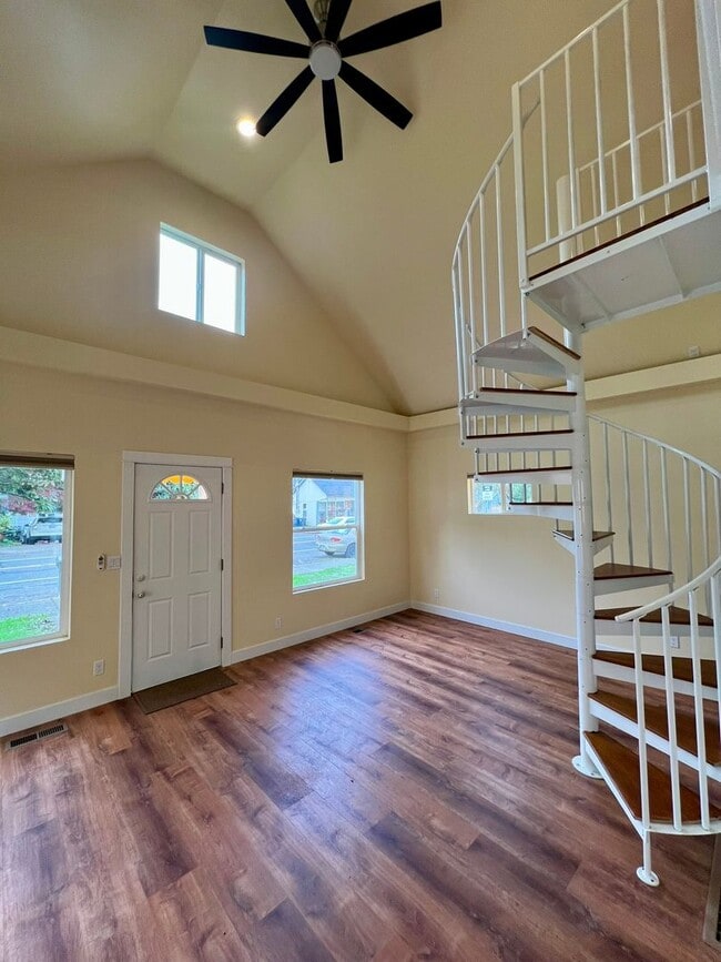 Building Photo - Fully Remodeled 1 BD + Loft