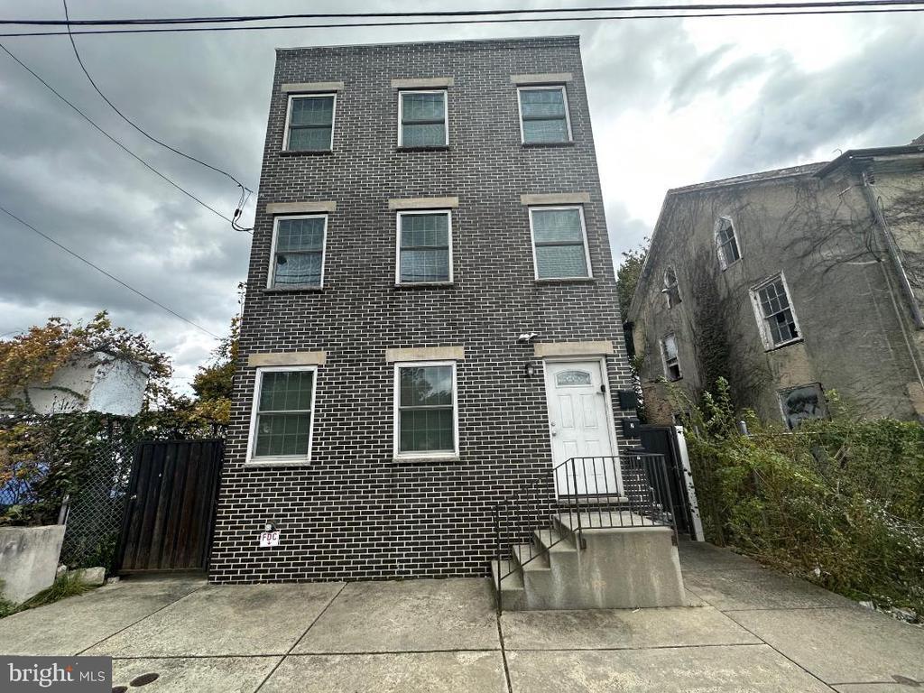 Primary Photo - 2040 Haines St