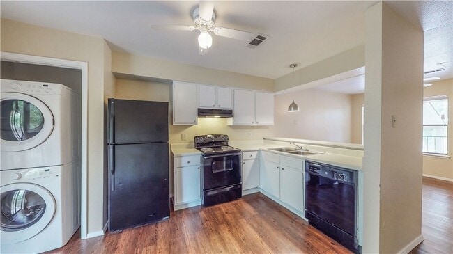 Foto del edificio - 301 Manuel Dr