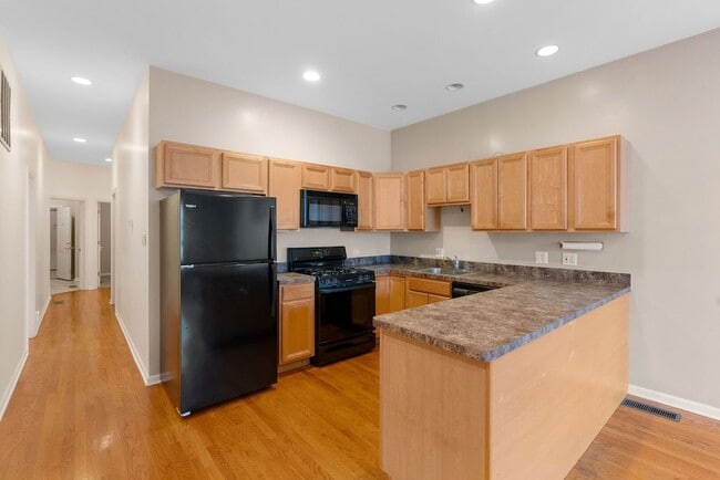 Building Photo - 5028 W Lawrence Ave