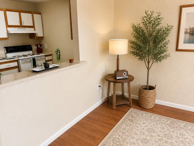 Sala de estar con vista a la cocina. - Nueces Bend Senior Housing