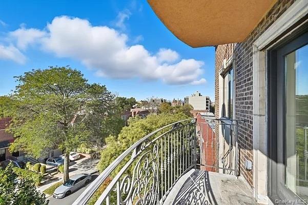 Foto principal - 64-64 Wetherole St