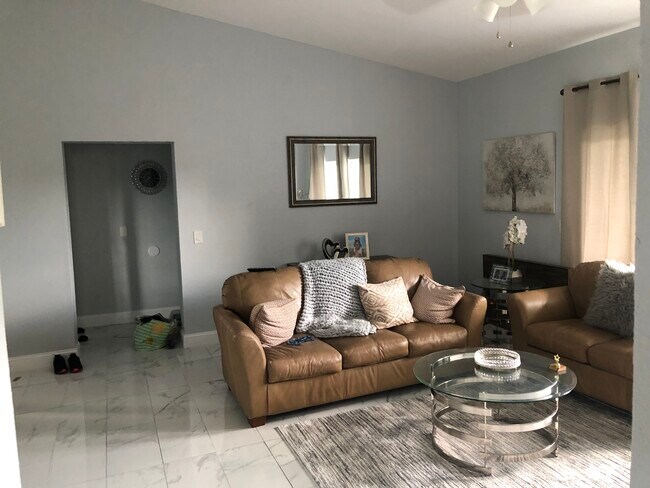 Foto del edificio - 2482 Lakeway Branch Dr