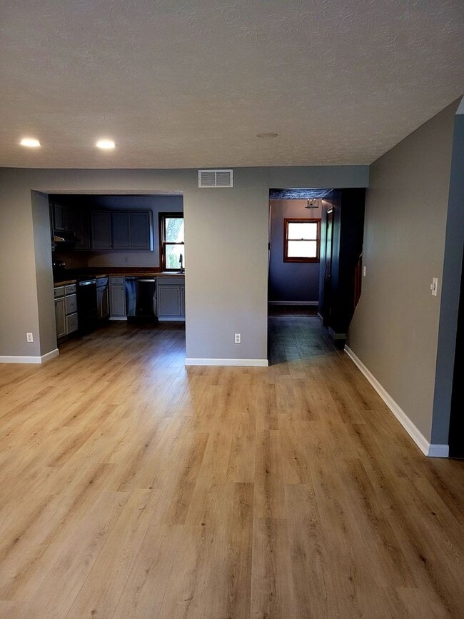 Building Photo - 4 bedroom Townhouse on Bloomington's South Side; Located in The Woodlands!