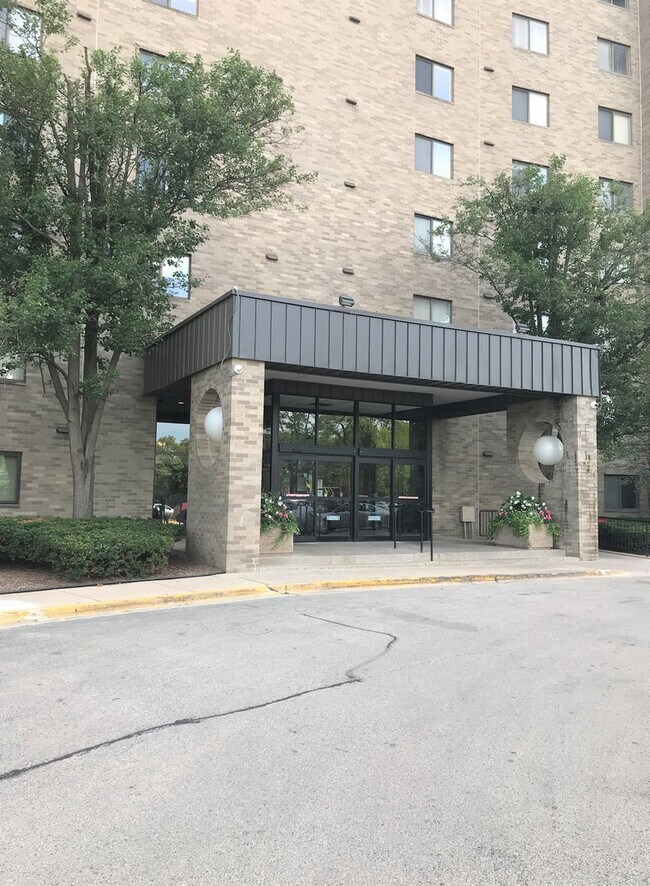 Building Photo - 6340 Americana Dr