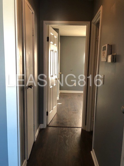 Building Photo - Split Level Duplex Near Truman. Vouchers OK!