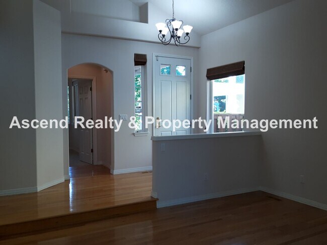 Foto del edificio - Available Now 4 Bed w/Bed & Full Bath on M...