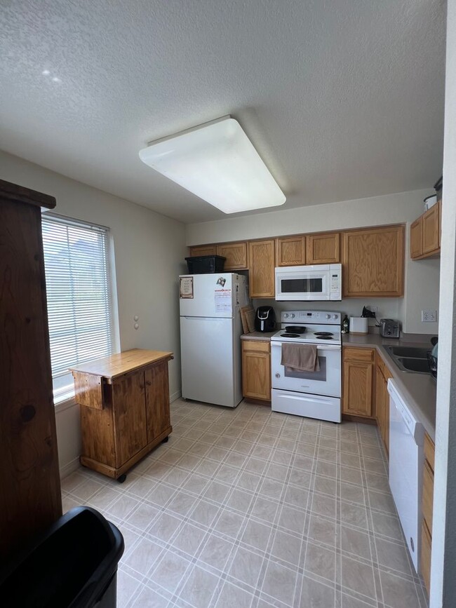 Building Photo - Beautiful 2Bd 1.5Bath Condo Close to Every...
