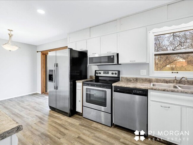 Building Photo - 3 bedroom, 2 Bathroom Home - Available Now