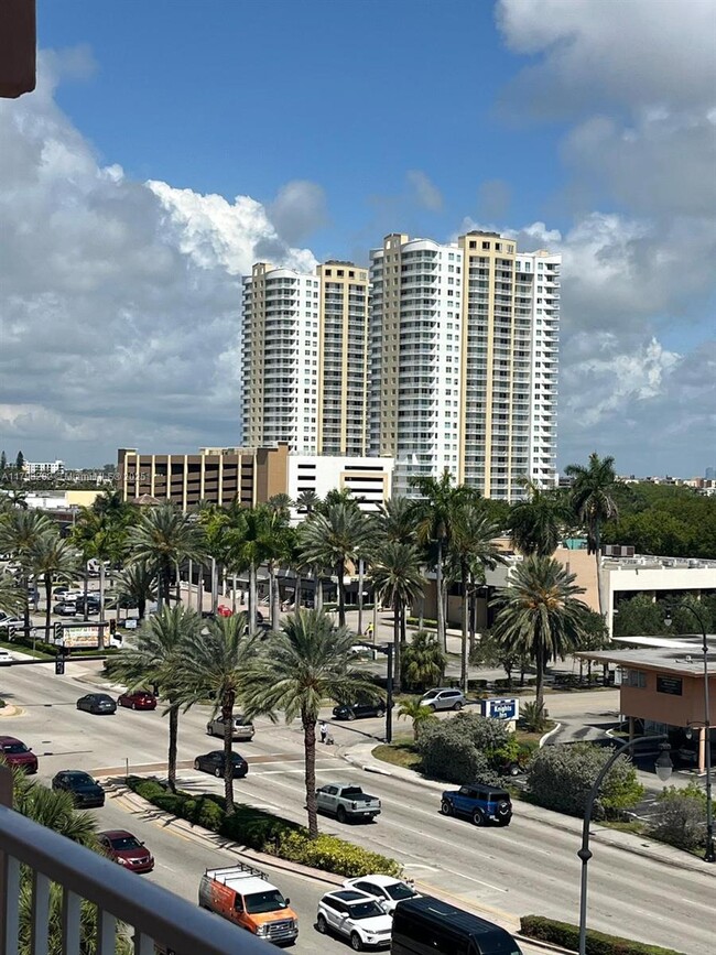 Foto del edificio - 2200 E Hallandale Beach Blvd