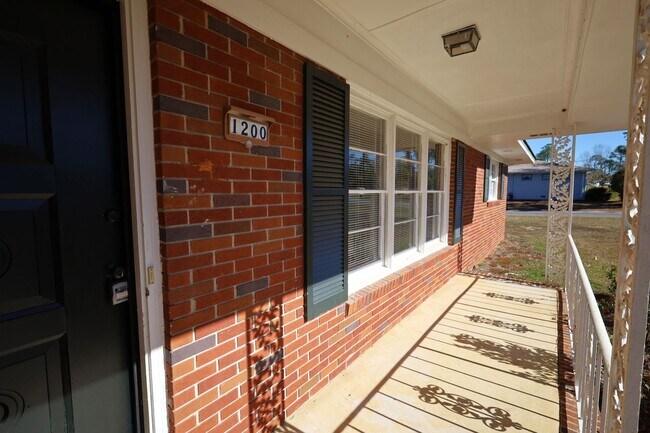 Foto del edificio - 1200 Dellwood Dr