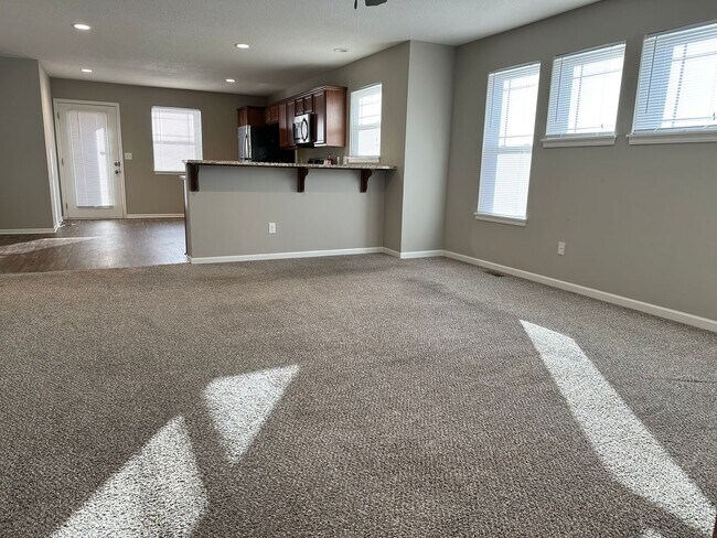 Building Photo - 3 Bed | 3 Bath | 2 Car Garage Attached Villa in Blue Springs