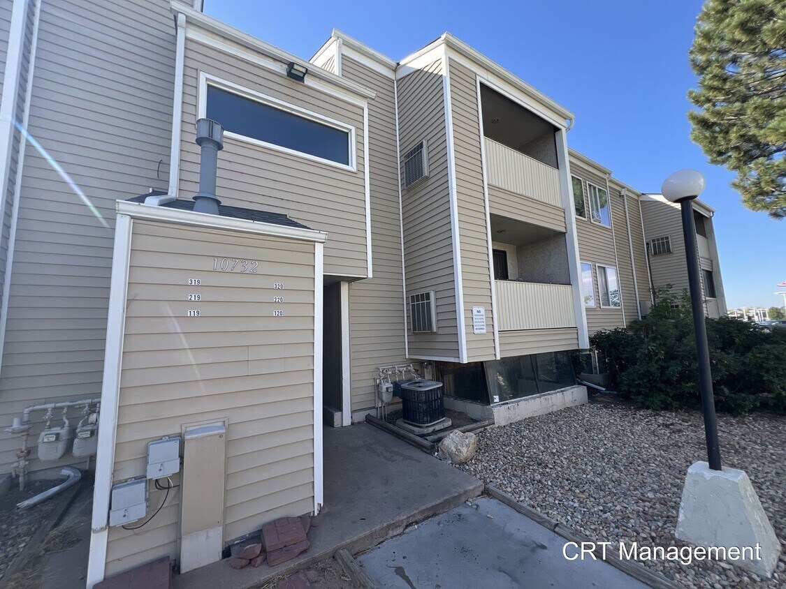 Primary Photo - 1 bedroom Garden Level Condo Walking Dista...