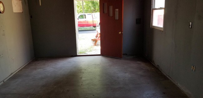 17' x 21' bonus building - 902 Tiffin St