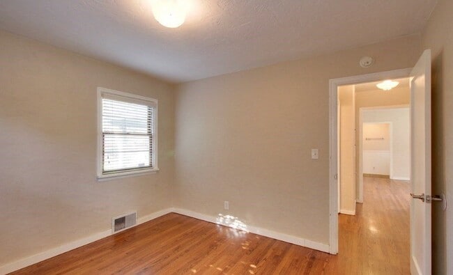 Upstairs Room $675 - 1515 Melrose St