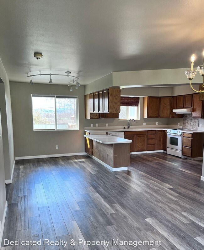 4 br, 3.5 bath House 1191 E Selah Rd House Rental in Yakima, WA