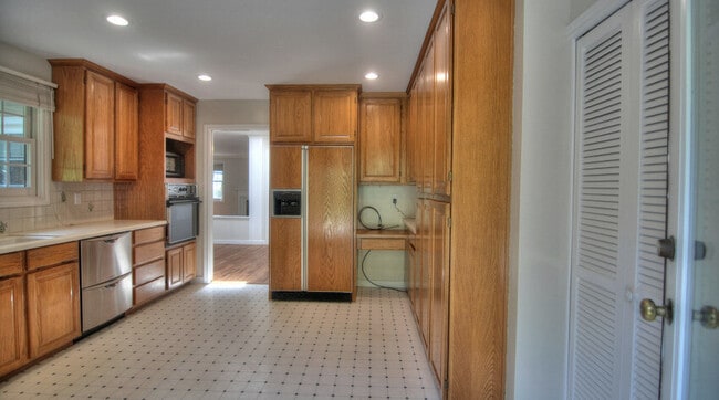 Foto del edificio - 2121 Middlefield Rd