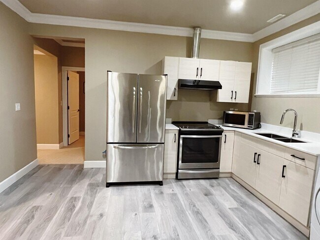 Building Photo - 3xx7-3162 162 St