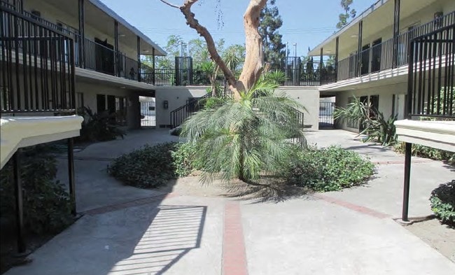 Building Photo - Moongate Apartments