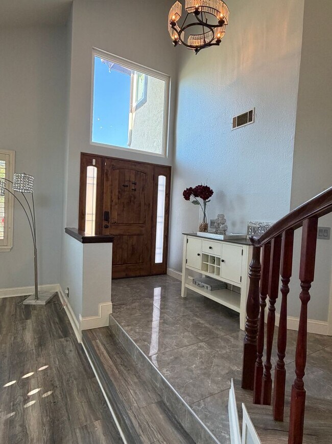 Foto del edificio - Spacious Living in a Beautifully Updated 4 Bedroom Home!