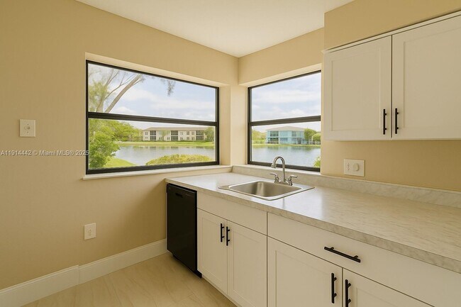 Foto del edificio - 1080 N Franklin Ave