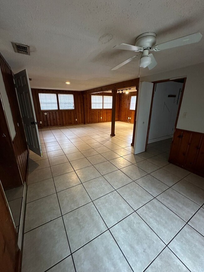 Foto del edificio - 3 Bed 1 Bath House with Fenced-in Yard. Av...