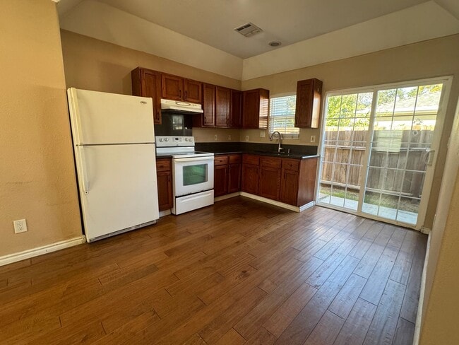 Foto del edificio - Newly Redone Charming 2 Bedroom!