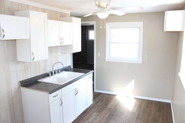 Building Photo - Updated 4 bedroom east side home with addi...