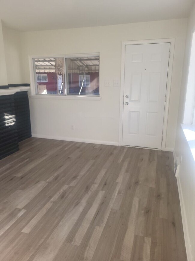 Building Photo - Newly renovated 2 bedroom in Hazelwood!