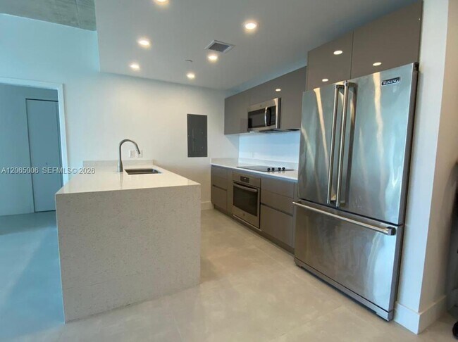 Foto del edificio - 13800 Highland Dr