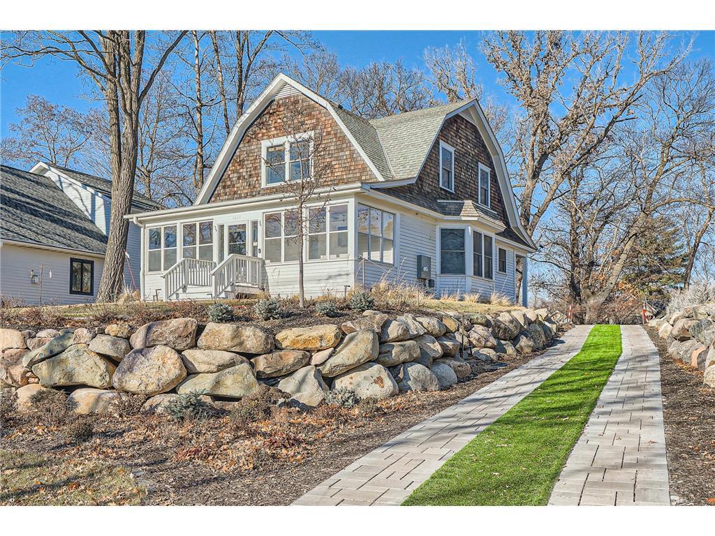 Foto principal - 1045 Lake St E