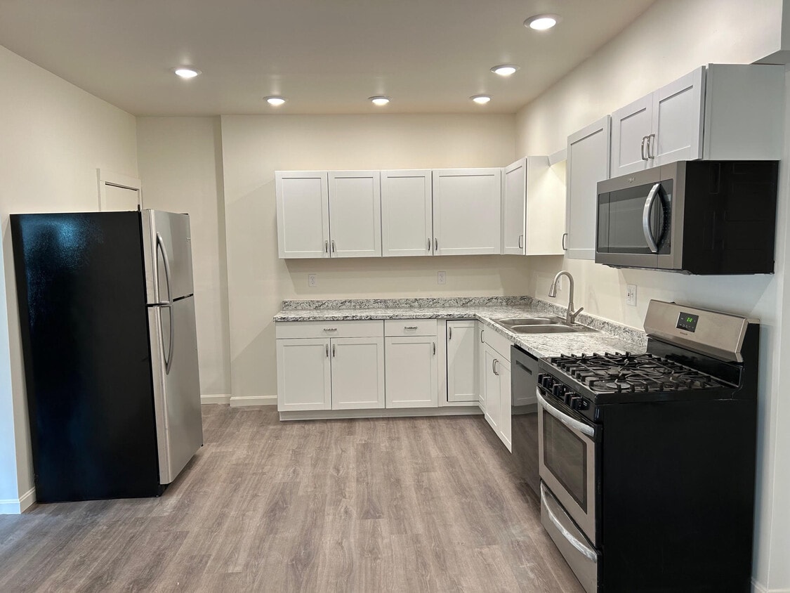 19 N Poplar St, Elizabethtown, PA 17022 Townhome Rentals in