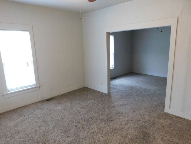 Building Photo - 2 bedroom/1 bath house located on a large ...