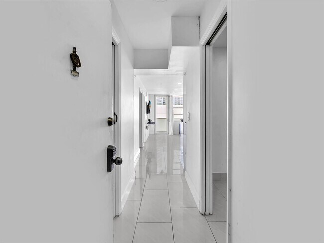 Building Photo - 3725 S Ocean Dr