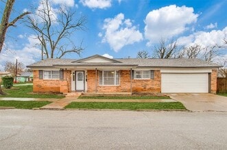 Building Photo - 822 N Throckmorton St