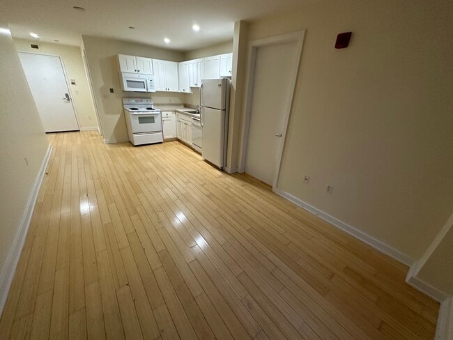 Building Photo - 25 Lagrange St