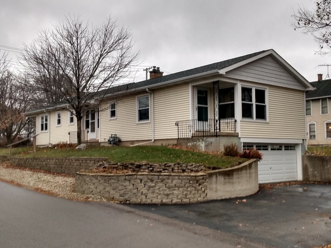 3711 Waukegan Rd, McHenry, IL 60050 House Rental in McHenry, IL