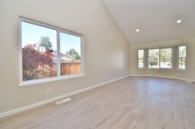 Building Photo - COMING SOON | $4,090 / 4 BR - GORGEOUS REMODELED PARKMONT HOME IN CENTRAL FREMONT